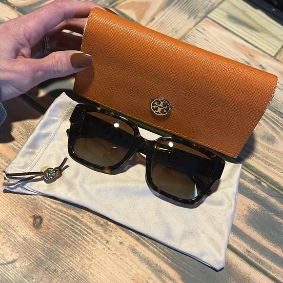☀️Tory Burch Sunnies•Tortoise Frames•Gold Tory Burch Logo☀️ - Picture 10 of 11